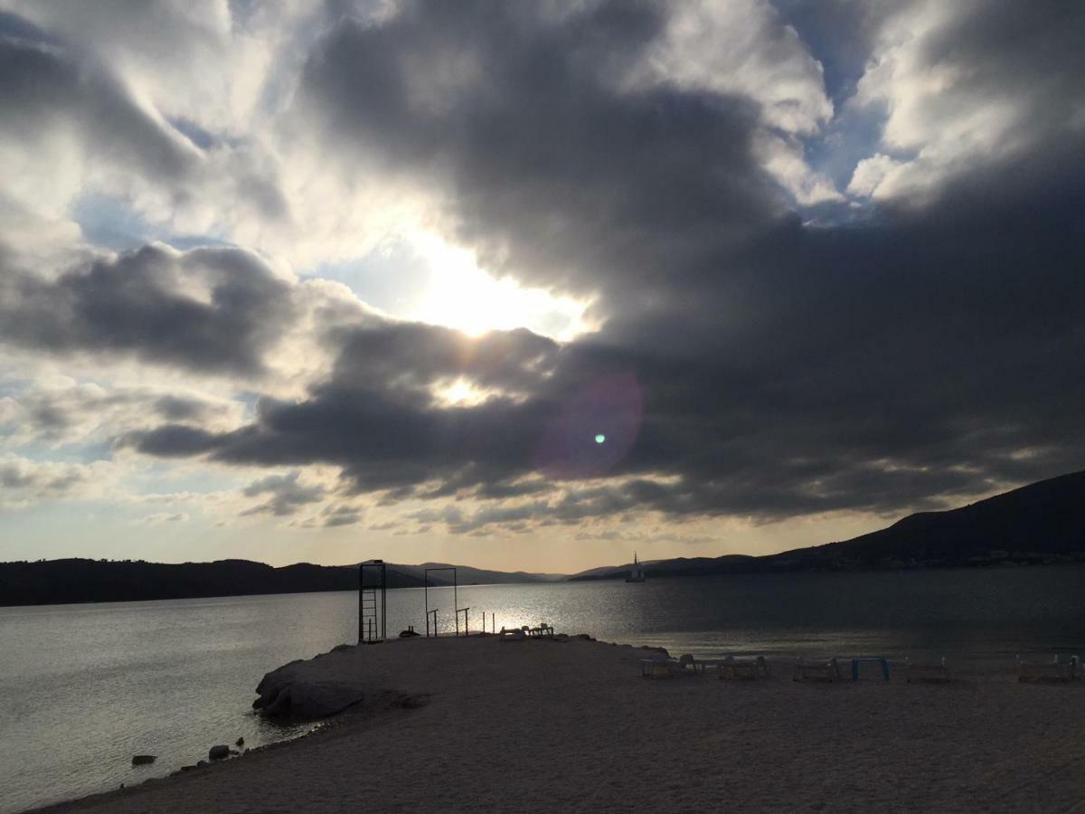 Apartamento Cozy Place On The Beach Trogir Exterior foto